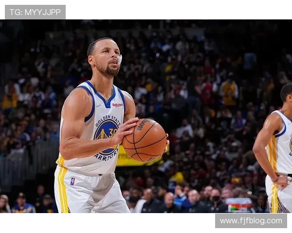 卫冕冠军库里卢尼联手发力攻防合璧全力压制国王展现强大实力